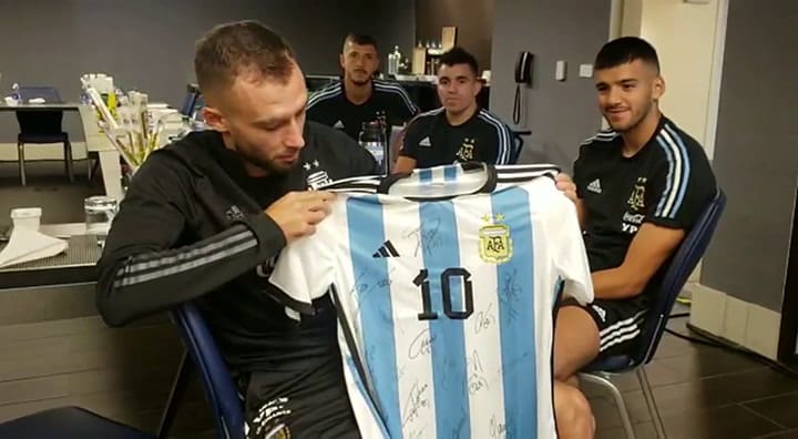 Germán Pezzela y otros seleccionados presentan la casaca que se subasta para la Fundación Fernánde
