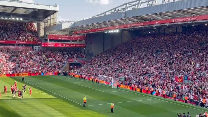 Anfield rinde homenaje a la leyenda Roberto Firmino
