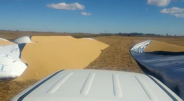 En el partido de Junín, a medianoche del viernes, previo al Tractorazo, rompieron cuatro silobolsas