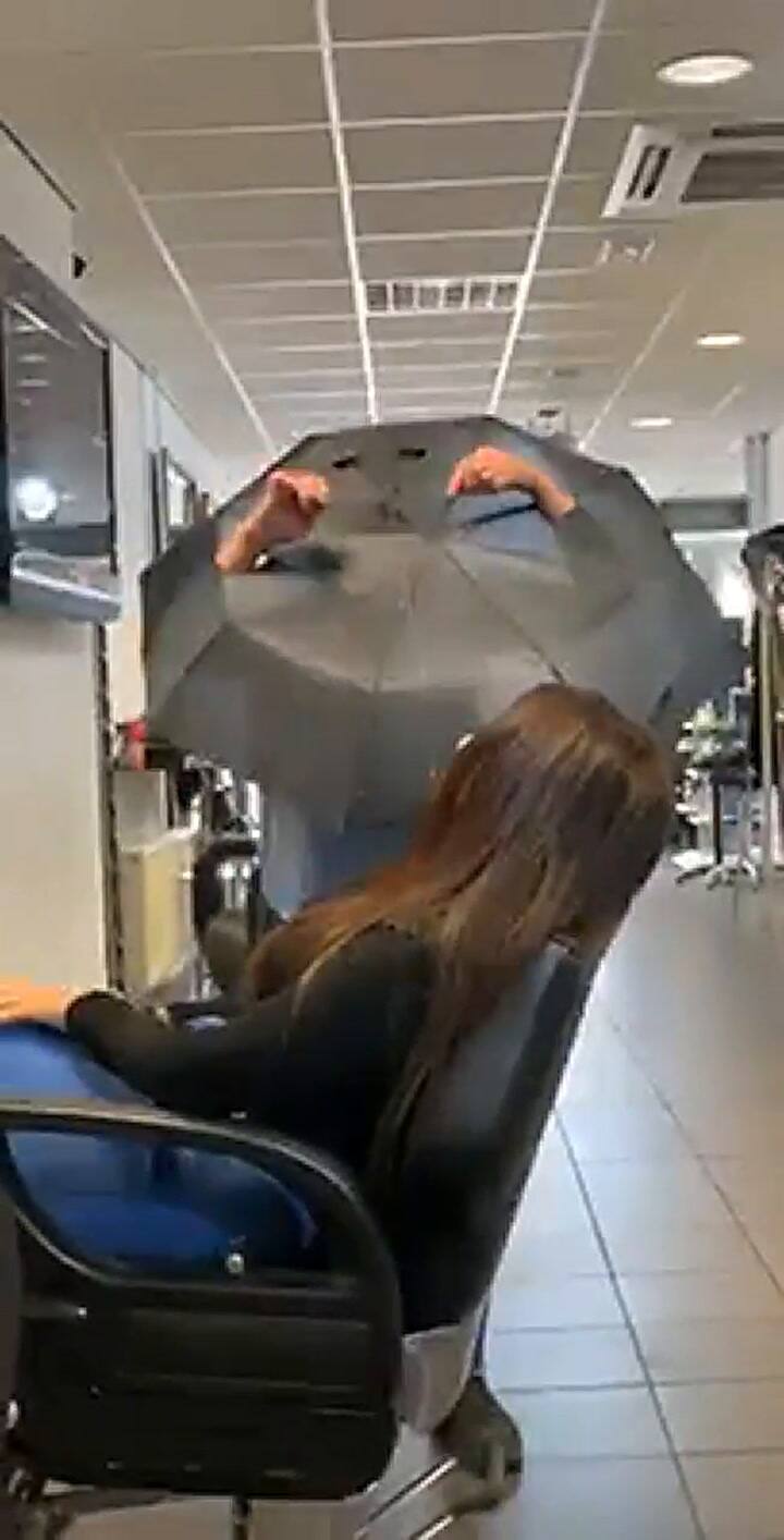 Coronavirus: Le hizo agujeros a un paraguas para mantener la distancia con sus clientes