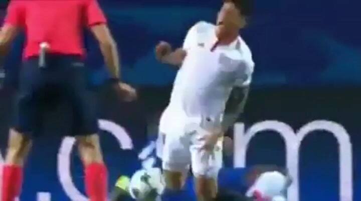 Schmeichel detiene el penal pateado por el argentino Correa