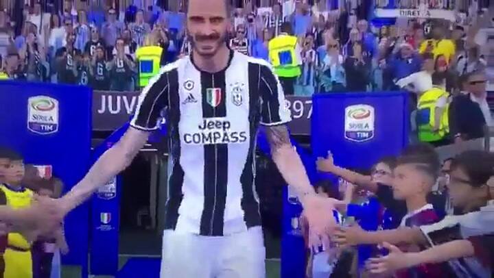 Cuando Bonucci fue presentado, el público le brindó una ovación