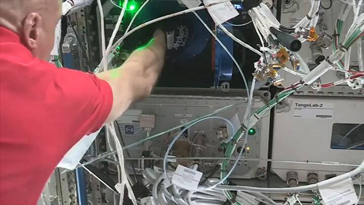 Cómo los astronautas hornearon galletitas de chocolate en órbita - Fuente: Associated Press