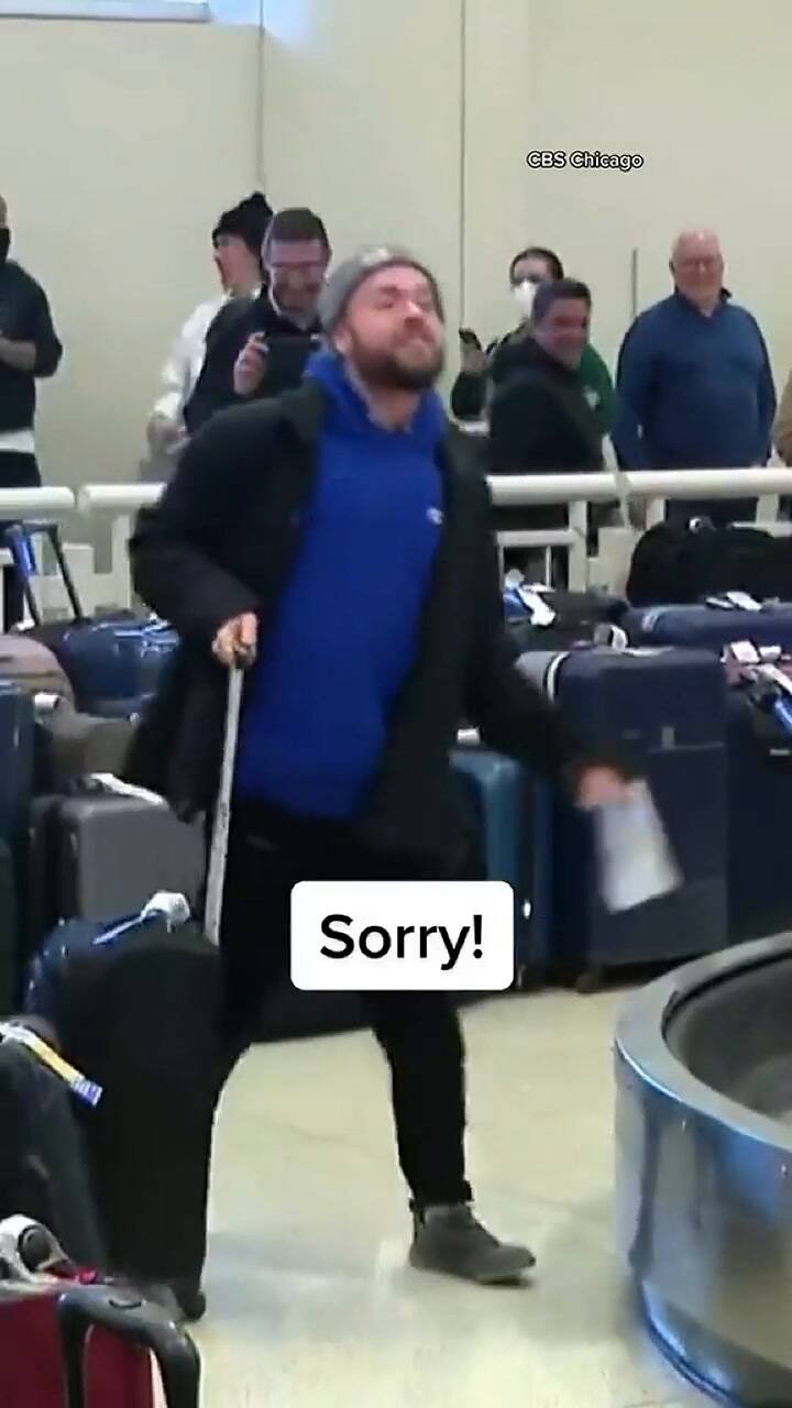 Un hombre gritó de felicidad en un aeropuerto al recuperar su equipaje