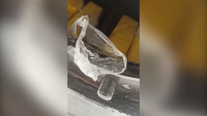 El momento en que encuentran 105 kilos de cocaína en un camión de bananas de Ecuador