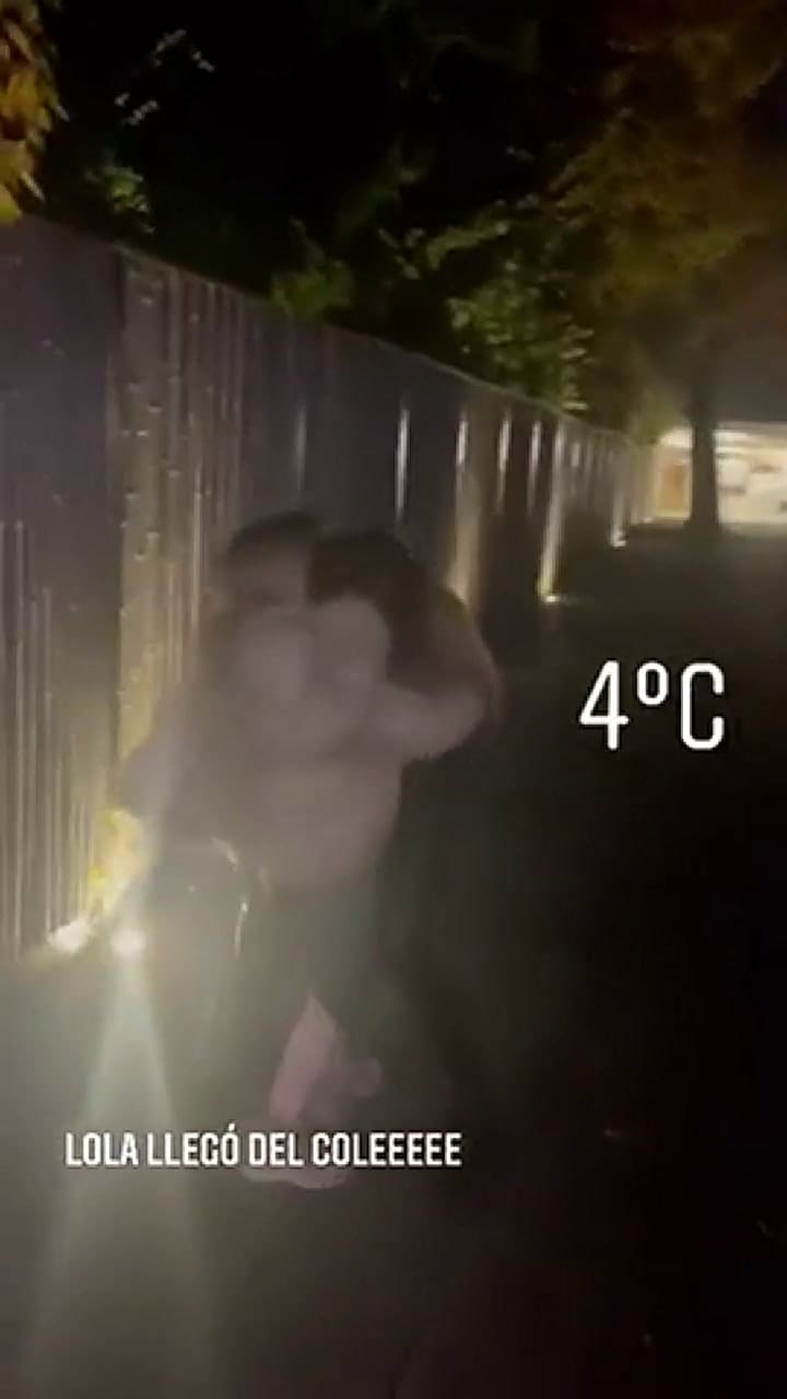 Lola, una de las hijas de Evangelina Anderson, corre a abrazarla tras su vuelta a casa en Múnich