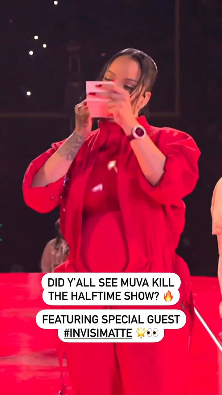 Rihanna maquillándose en el SuperBowl