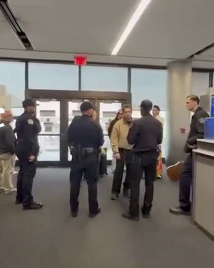 Ca7riel y Paco Amoroso, demorados en un aeropuerto de Estados Unidos