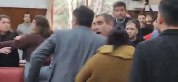 El momento del enfrentamiento en la sesión del Consejo Deliberante de Mar del Plata