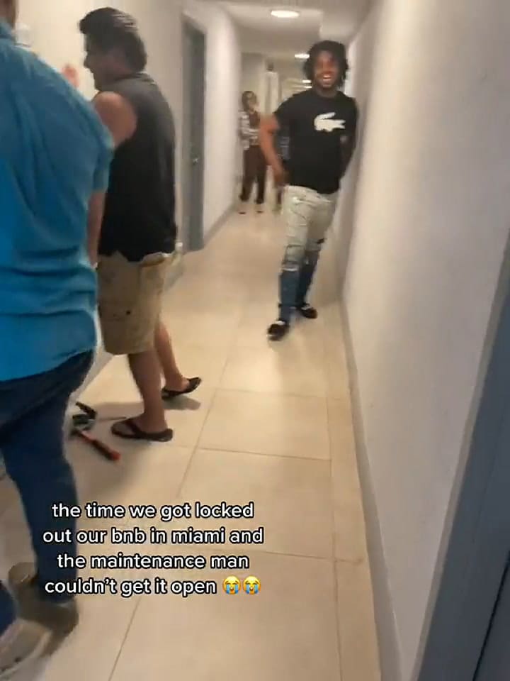 Hombre lanza contundente patada para abrir puerta de Airbnb