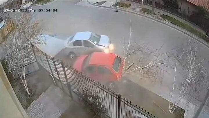El desgarrador grito de una joven tras ser embestida por otro vehículo en una esquina de Cipolletti
