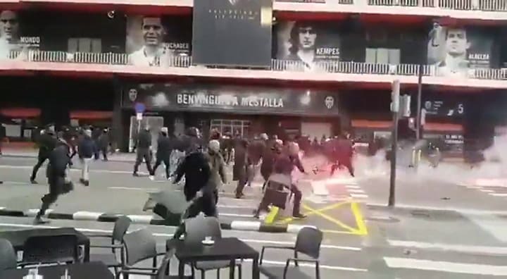 Pelea de barras en la previa del partido entre Valencia y Barcelona - Fuente: Twitter Diario AS