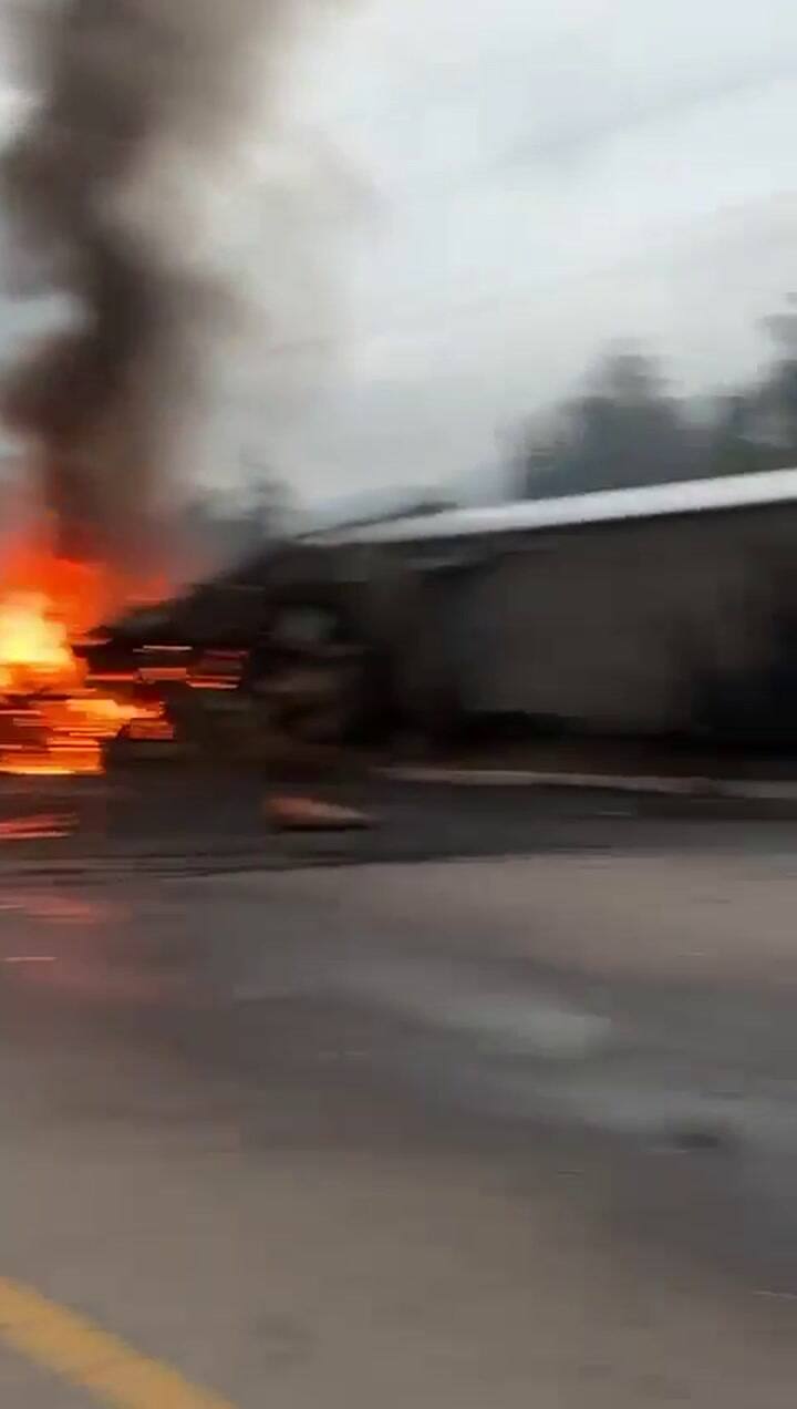 Luego de atravesar la línea de cabinas, el camión volcó y frenó