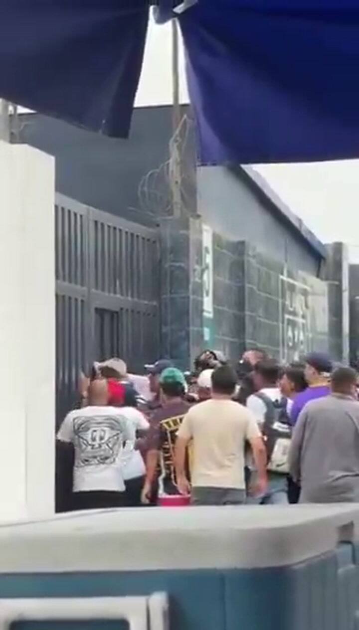 La barra fuerza la entrada al estadio Alejandro Villanueva