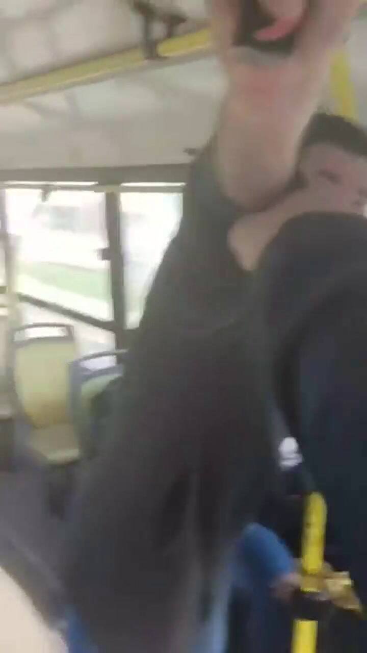 Moreno: un chofer intentó detener una pelea entre dos pasajeras y un tercero le tiró gas pimienta