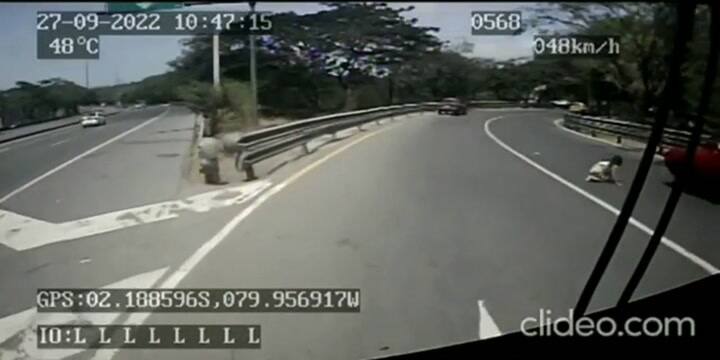 Así cayó la nena del taxi en movimiento