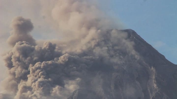 Un volcán en Filipinas genera un nube de cenizas