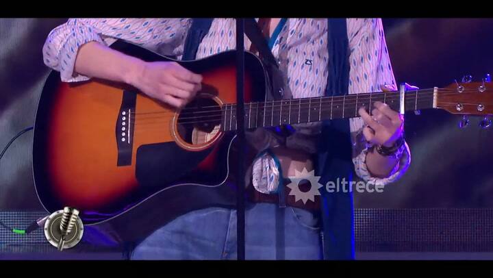 Cantando 2020. Cachete Sierra e Inbal Comedi cantaron 'El amor es más fuerte' - Fuente: eltrece