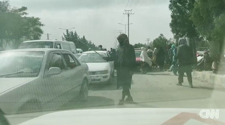 Los talibanes impiden que los afganos lleguen hasta el aeropuerto