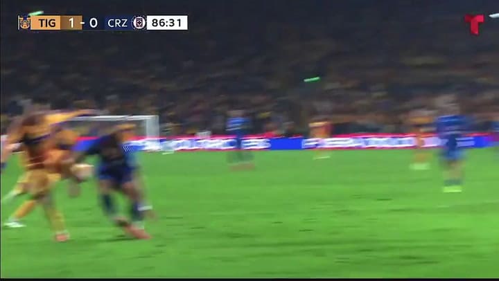 La dura lesión de Orozco tras un remate de Angel Correa