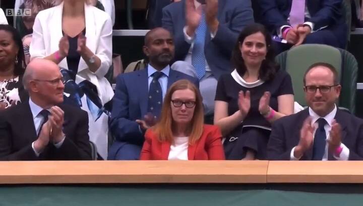 La ovación en Wimbledon a la científica que desarrolló la vacuna de Oxford - Fuente: BBC