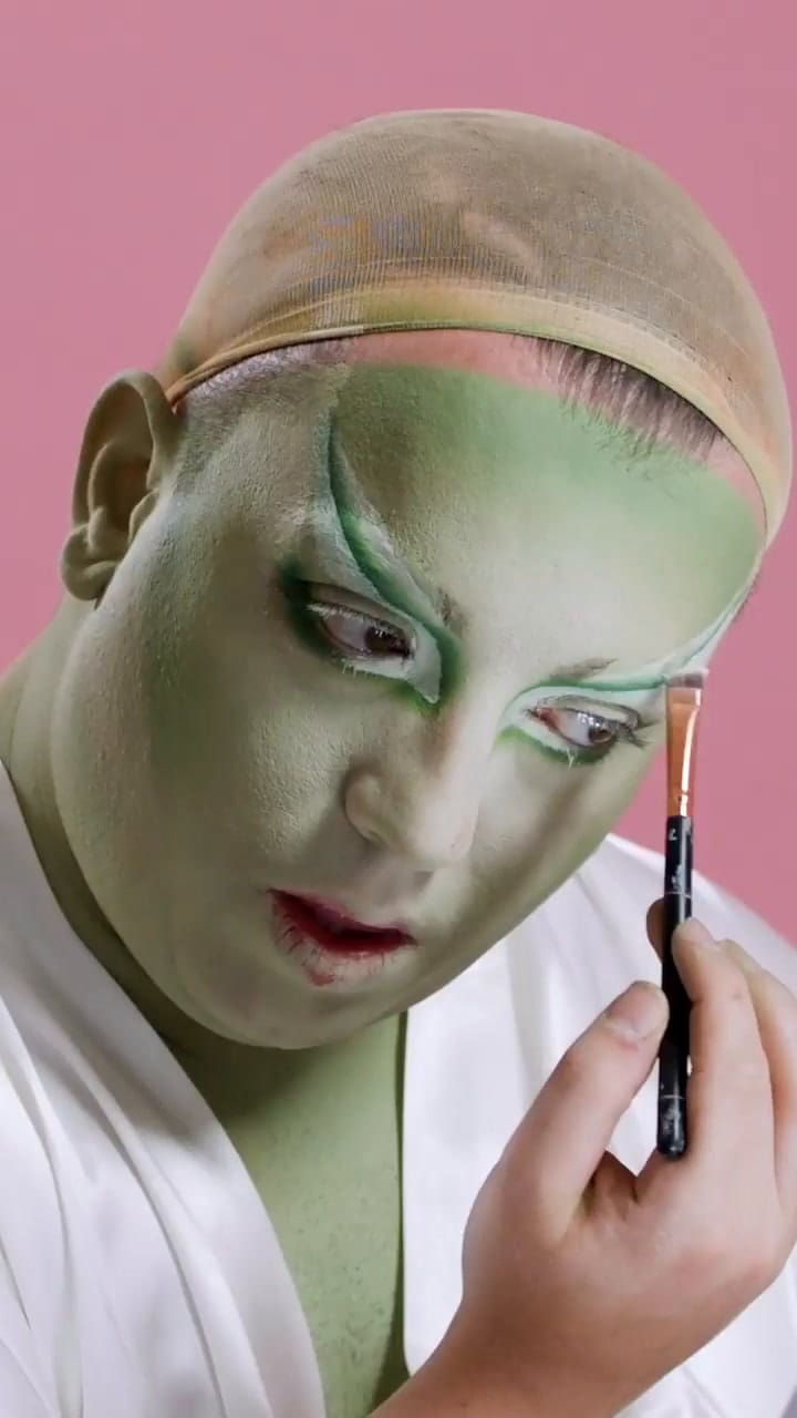 Choriza May utilizando el labial con sabor a chorizo