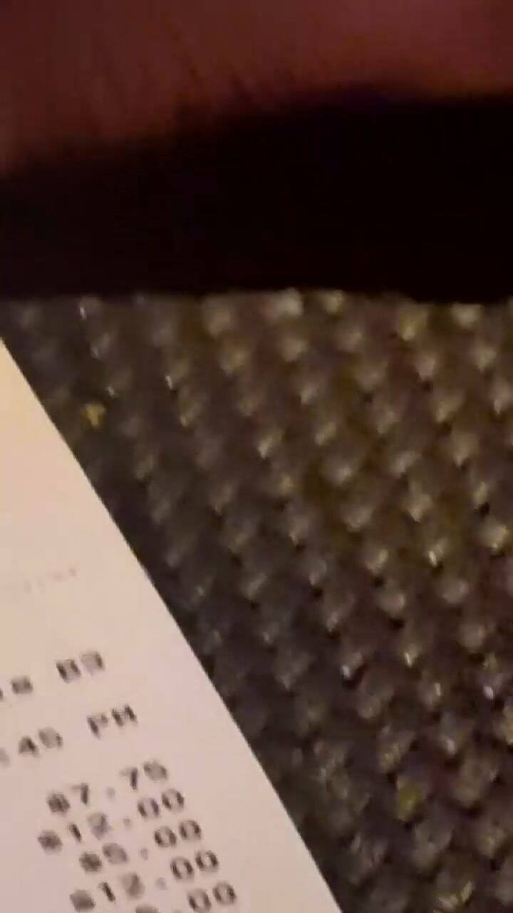 Un cliente mostró el insólito cobro que le hicieron en su ticket luego de que se comió una naranja