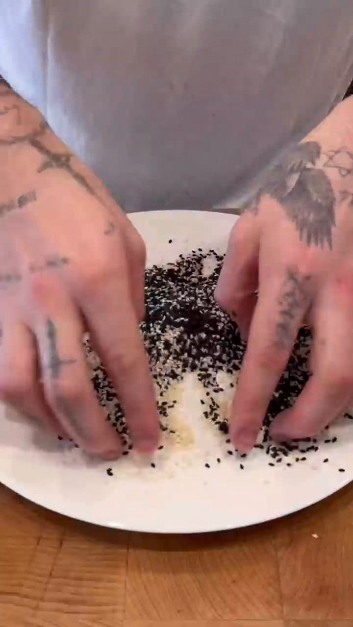 Brooklyn Beckham compartió en Instagram su preparación de atún con ensalada de pepino