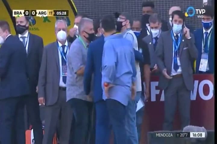 El momento en el que las autoridades sanitarias de Brasil frenaron el partido