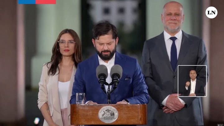 El presidente chileno Boric felicita a Jara y Kast por avanzar a la segunda vuelta presidencial