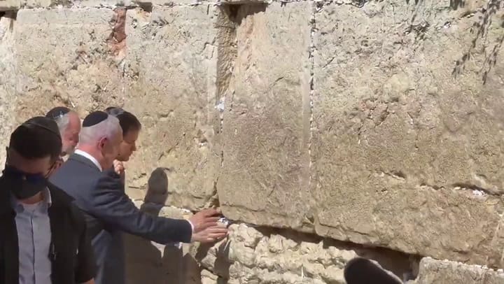 Benjamín Netanyahu, con el secretario de Estado de Estados Unidos, Marco Rubio, en el Muro de los Lamentos