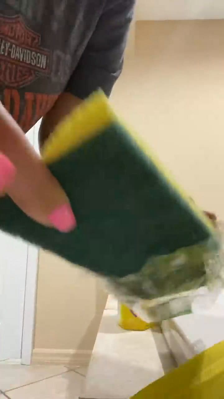 Los huéspedes de hotel prefieren limpiar las bañeras ellos mismos antes de usarlas