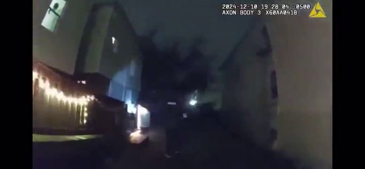 El "Santa fugitivo" que quedó atrapado en una chimenea: el video de su detención en Massachusetts