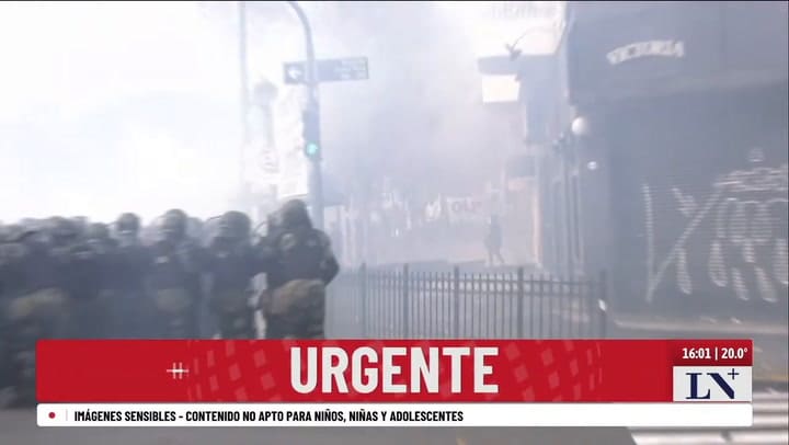 Máxima Tensión En Las Afueras Del Congreso Los Manifestantes Tiran Piedras Contra La Policía