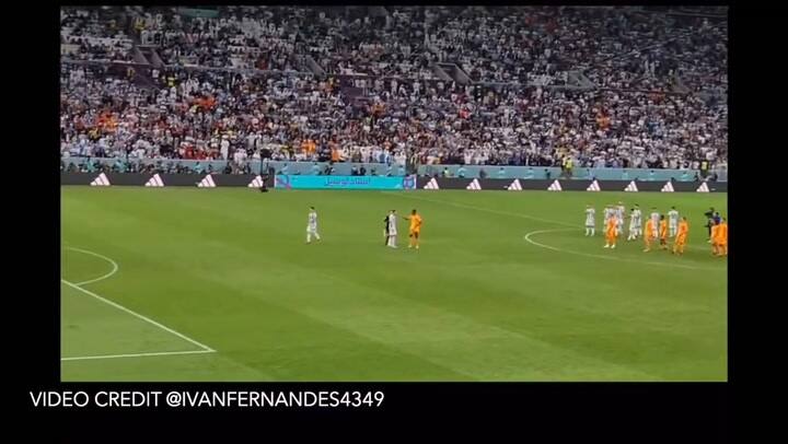 El forcejeo entre Emiliano Martínez y Wout Weghorst y la expulsión de Denzel Dumfries