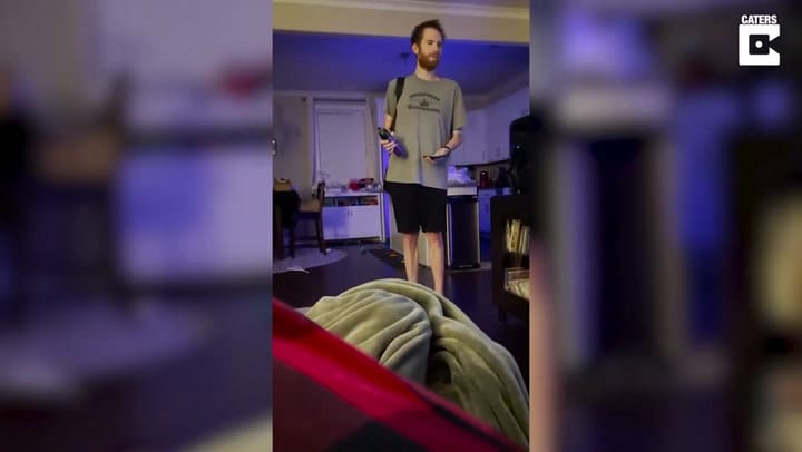 Las virales aventuras nocturnas de un hombre sonámbulo