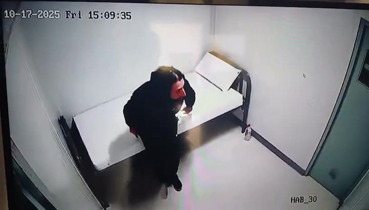 El doble femicida en su celda de una cárcel de Gualeguaychú