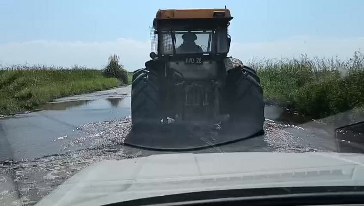 Así sale de su campo en Comodoro Py un productor con sus tres hijos