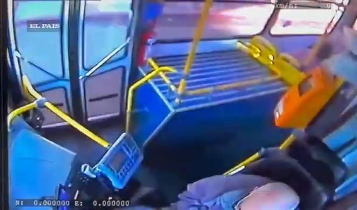 El momento del impacto del colectivo en la rambla de Montevideo