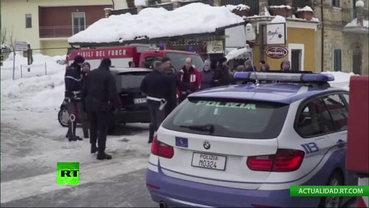 Búsqueda y rescate de los supervivientes al alud de Italia