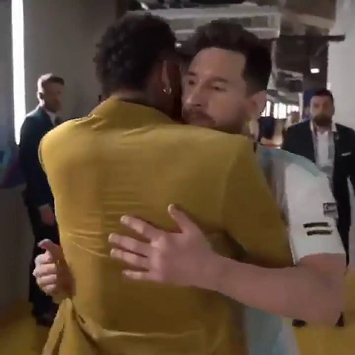 El abrazo entre Messi y Neymar - Fuente: Twitter