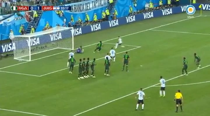 Así fue el tiro libre de Messi que pegó en el palo - Fuente: Tv Pública