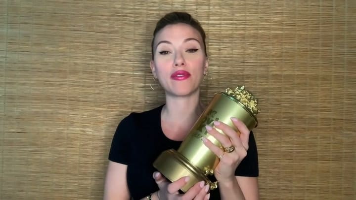 Scarlett Johansson, un premio y una pegajosa sorpresa