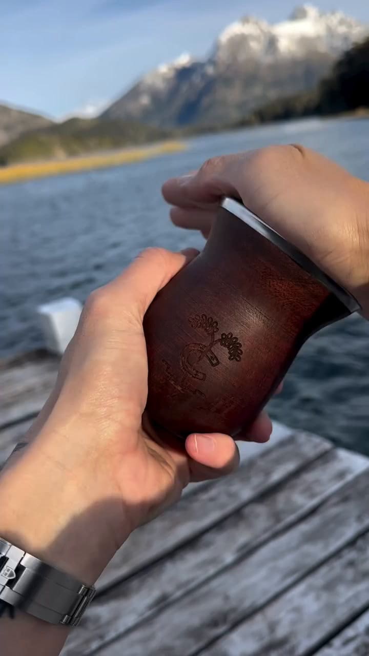 Sam y Hernán emprendieron en Argentina con Cósmico, su marca de yerba mate