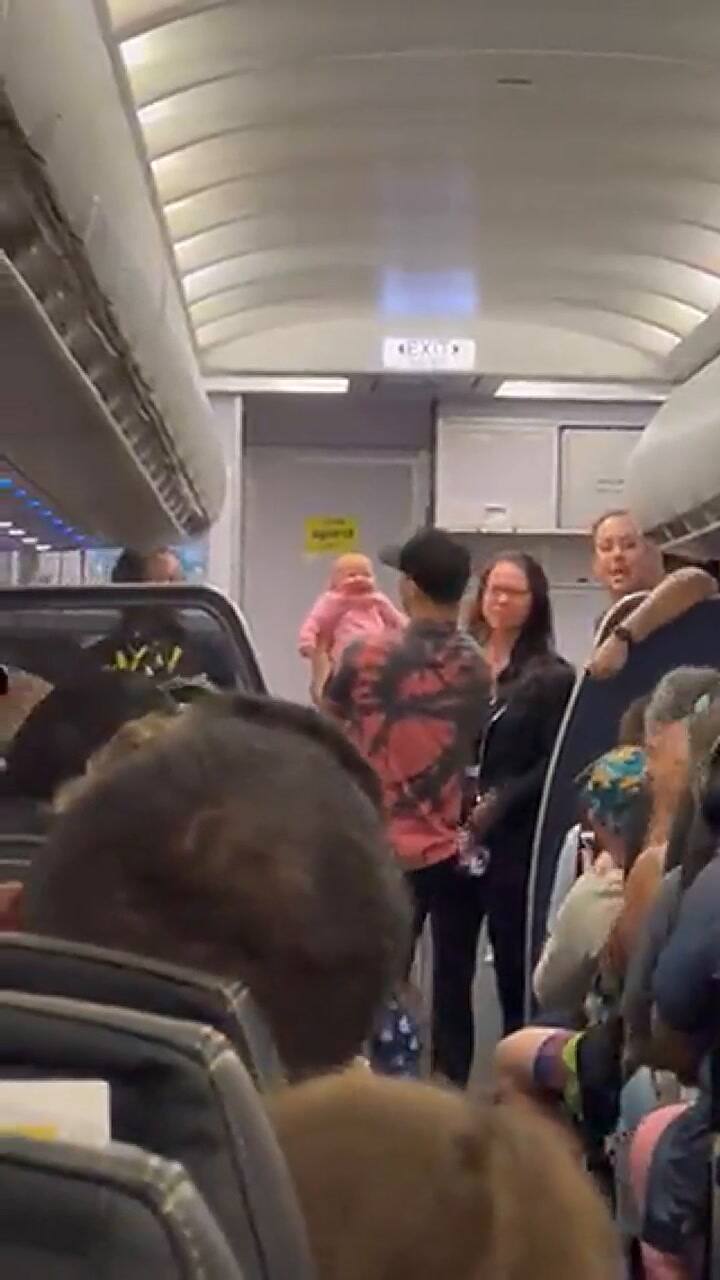 Enfermera salvó a una bebé de morir ahogada en pleno vuelo a Orlando