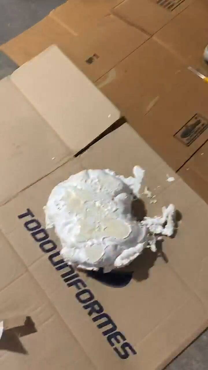 Cocaína oculta en baldes de pintura blanca