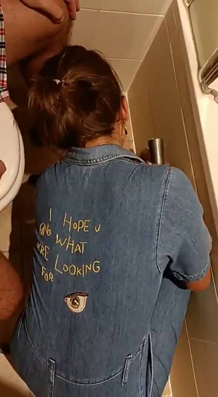 Reformaron la bañera de su casa, pero dejaron encerrado tras el mosaico a su gato