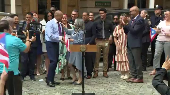 El alcalde de Nueva York, Eric Adams, dio un discurso dirigido a la comunidad de Puerto Rico (Facebook/MayorEricAdams)