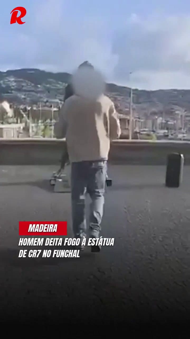 Prenden fuego una estatua de Cristiano Ronaldo en Portugal