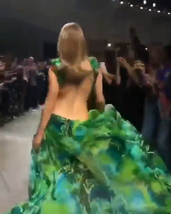 Jennifer Lopez volvió a usar su vestido de los Grammy 2000, a sus 50 años - Fuente: Instagram